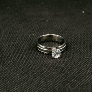 Anillo plateado con sirconio
